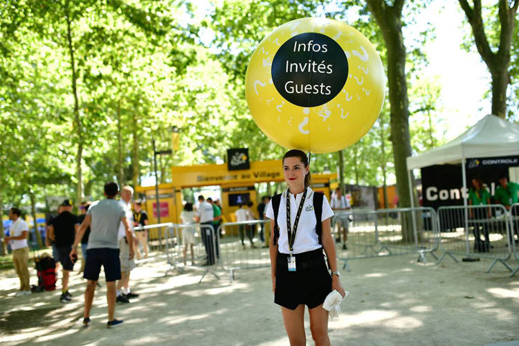 Hotesse d'accueil avec son Ballon publicitaire sur un sac à dos lors du Tour de France