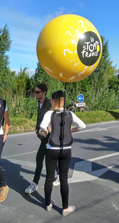 vue de dos d'une hotesse portant un ballon sac à dos personnalisé lors d'un évènement
