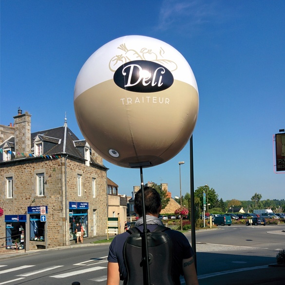 vue de dos d'une personne portant un ballon sac à dos personnalisé lors d'un évènement